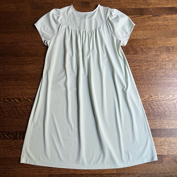 Vintage Posy Nightgown, Granny Style Nightie, Lace and Embroidered Flowers - Picture 4 of 5